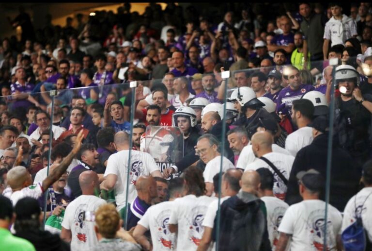 Σπασμένα καθίσματα στην OPAP Arena από τους οπαδούς της Φιορεντίνα