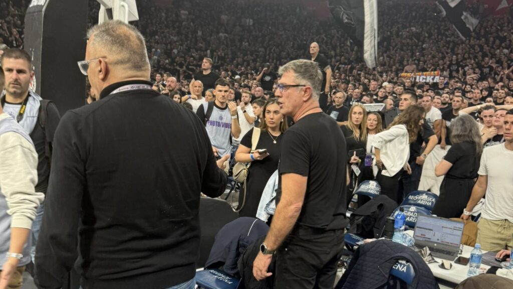 Ο Ολυμπιακός καταγγέλλει επίθεση οπαδού στο Γιώργο Μπαρτζώκα